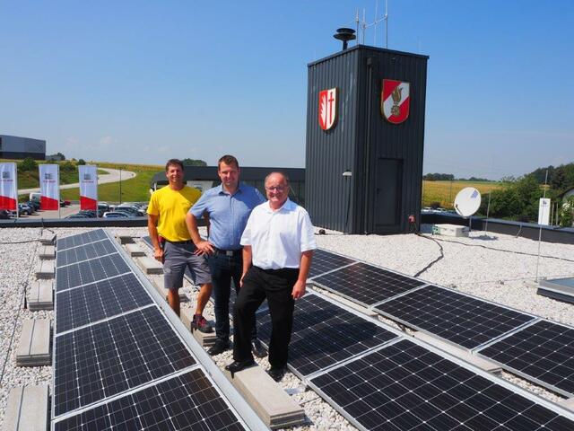 Ein dichtes Netz an Photovoltaikanlagen überzieht mittlerweile Wartbergs Dächer. V.l.n.r.: Johannes Füsslberger, Stephan Epner und Bgm. Franz Karlhuber. | Foto: Foto: Gemeinde Wartberg