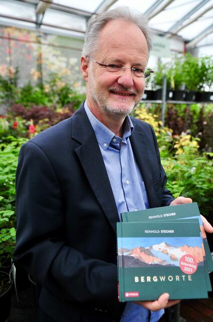 Peter Jungmann präsentiert sein Buch "Bergworte" mit Bildern und Gedanken von Reinhold Stecher. | Foto: Hassl