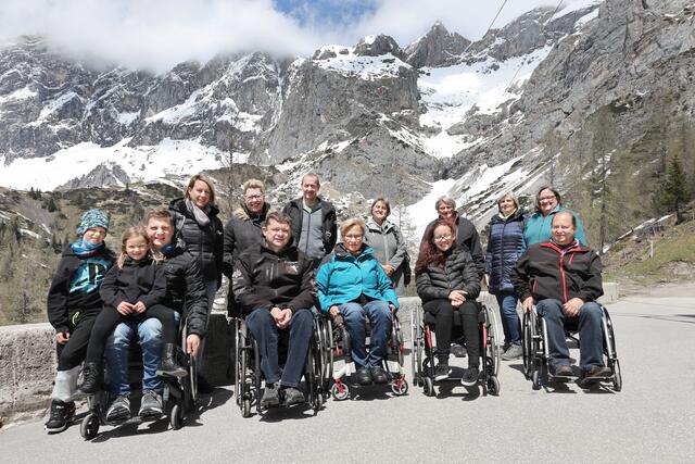 Die BSG Hartberg mit  den  Klubverantworlichen (Obmann Robert Narnhofer rechts vorne) Behinderten und Feunde am Dachstein. Fotos Benedikt Tremml | Foto: Benedikt Tremml