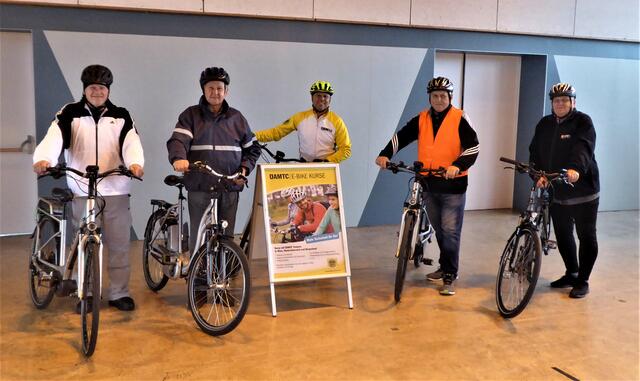 Die Teilnehmer des kostenlosen Kurses machten sich unter fachkundiger Anleitung mit den Eigenheiten von E-Bikes vertraut. | Foto: Gemeinde Stinatz