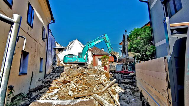 Das Haus in der Mondgasse 1 steht schon jahrzehntelang leer und wird nun abgerissen. | Foto: Roland Pössenbacher