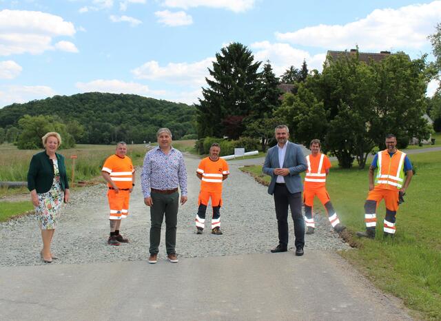 Auf der Baustelle: Landtagspräsidentin Verena Dunst, Vizebürgermeister Dietmar Babos und Verkehrslandesrat Heinrich Dorner mit Mitarbeitern der Baudirektion. | Foto: SPÖ