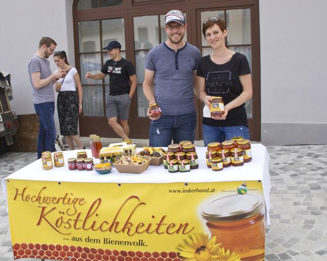 Christian und Susanne Graf mit köstlichen Honigprodukten