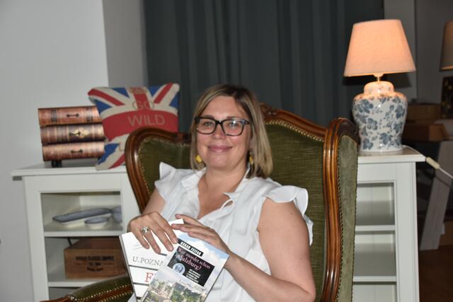 Die Buchhändlerin Claudia Held von den "Krimihelden" aus Salzburg stellt das Buch "FÜNF" der Autorin Ursula Poznanski vor.