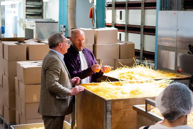 Für Dreharbeiten zu einem Raiffeisen-Videoclip ließ sich Hermann Maier von Joachim Wolf die nachhaltige Nudelproduktion erklären. | Foto: Sebastian Koch