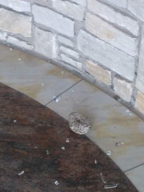 ein schwerer Stein zerstörte das schöne Glasfenster der Waldkapelle