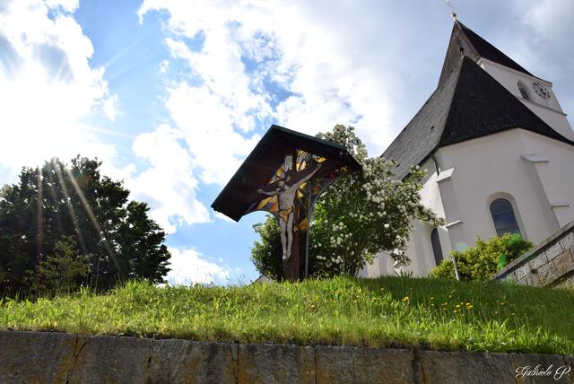 Pfarrkirche Hl. Michael mit Kirchenkreuz | Foto: Gabriele P. 