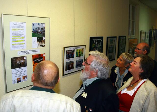 Auch der Besuch aus Göppingen staunte über die aufwändige Ausstellung. V.l. Prof. Chlebecek, Rudi und Waltraud Bernlöhr, Fr. Gratzl, KBV-Obmann DI Bartos

 | Foto: Archiv Museum Kierling / Hans Ludwig
