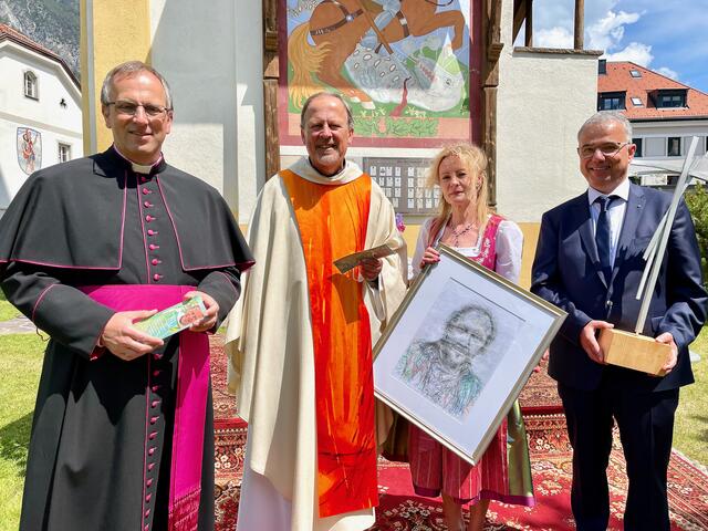Bischofsvikar Jakob Bürgler, Jubilar Herbert Traxl, Ökonomin Astrid Hesche, Kurator Markus Ruetz (v.li.) bei der Feier im Rahmen der Fronleichnamsprozession. | Foto: Siegele