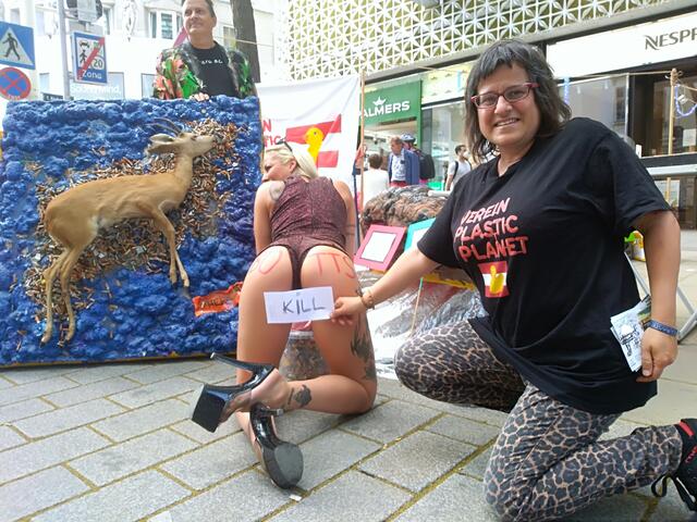 Extremkünstler Ronald "Hero"Heberling und Showgirl Mina Reiter mit Ihrer Message:Butts kill! machen auf die Gifte in Tschickstummeln aufmerksam