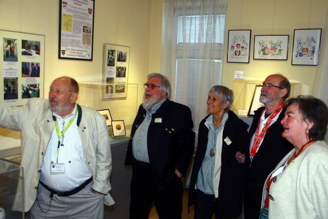 Auch der Besuch aus Göppingen staunte über die aufwändige Ausstellung. V.l. Prof. Chlebecek, Rudi Bernlöhr, Fr. Gratzl, KBV-Obmann DI Bartos, Waltraud Bernlöhr | Foto: Archiv Museum Kierling / Hans Ludwig