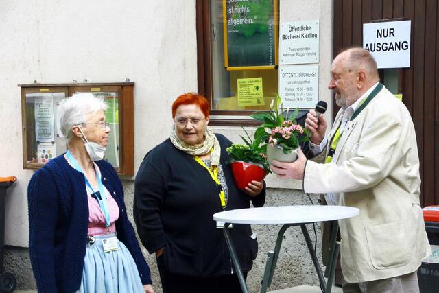 Kurator Prof. Fritz Chlebecek bedankt sich bei den Mitgestalterinnen der Ausstellung, Dir. Christl Chlebecek und Ulli Pinter mit Blumen
 | Foto: Archiv Museum Kierling / Hans Ludwig