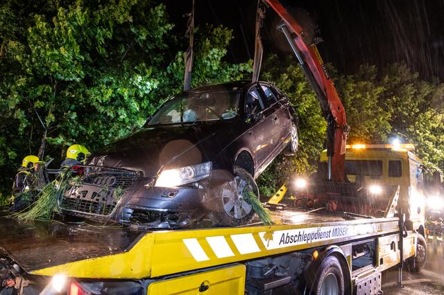 Das Unfallfahrzeug wurde mit Hilfe eines Abschleppunternehmens geborgen. | Foto: TEAM FOTOKERSCHI / KERSCHBAUMMAYR