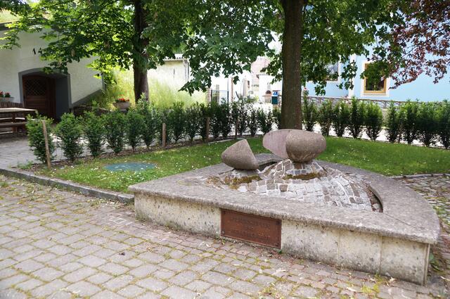 Die Dorferneuerung Kirchstetten hat das steinerne Brot und die Quelle von der Sage der Rosalienquelle am Dorfplatz nachgebildet. 