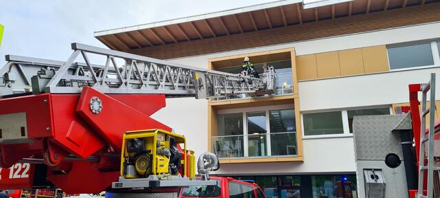 Der Einsatz der Feuerwehr gestaltete sich etwas schwierig, die Feuerwehrmänner leisteten super Arbeit. | Foto: zeitungsfoto.at