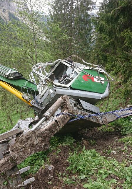 Der Schreitbagger wurde beim Absturz schwer beschädigt, der Baggerfahrer wurde verletzt. | Foto: Zoom Tirol
