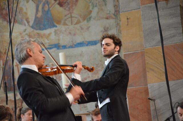 Solist  Benjamin Schmid und Dirigent Emmanuel Tjeknavorian spielten Brahms und Mendelssohn-Bartholdy