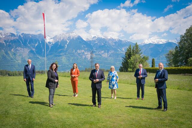 Die gesamte Tiroler Landesregierung: Landeshauptmann Günther Platter mit den Landesrätinnen und Landesräten | Foto: Fischler