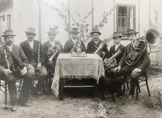 Eines der ersten Fotos von der neu gegründeten „Pacher-Tanzmusik“ aus dem Jahr 1912