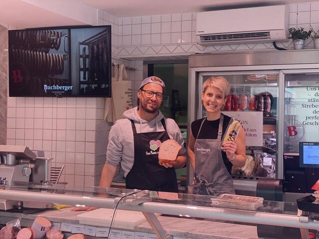Mit regionalen Snack-Würstchen für den guten Zweck: Sarah Bauernhofer, Initiatorin "Von Mama zu Mama Oststeiermark" und Robert Buchberger machen jetzt gemeinsame Sache. | Foto: Sarah Bauernhofer