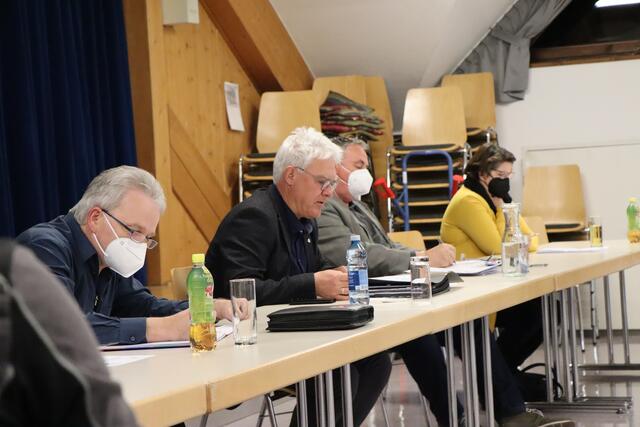 Der Zammer Gemeinderat tagt am 14. Juni coronabedingt im Kultursaal. Für Bgm. Siegmund Geiger (2.v.l.) ist dies die letzte Sitzung, die er als Bürgermeister leitet. | Foto: Othmar Kolp