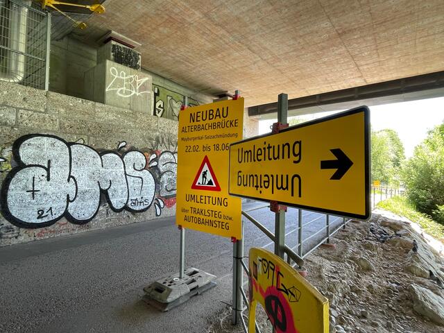 Die Alterbachbrücke, die am Josef-Mayburger-Kai in Itzling steht, wird durch einen Neubau ersetzt. Die Umleitung ist noch bis 18. Juni aktiv.  | Foto: sm