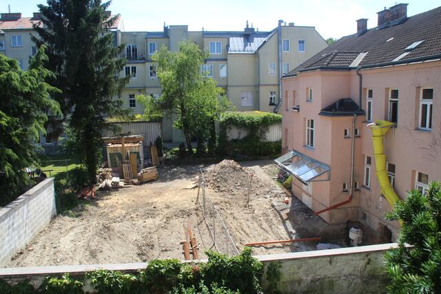 Ausblick auf den Innenhof vom Balkon der Anrainerin Ingeborg Drda. | Foto: privat