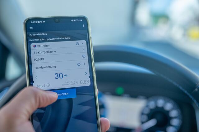 Mit der neuen Funktion der HANDYPARKEN-APP, müssen sich Nutzer keine Gedanken mehr machen, ob Sie noch Guthaben für die Parkgebühr auf ihrem Konto haben. Die Gebühr kann nun einfach über die Handyrechnung bezahlt werden. 
 | Foto: Arman Kalteis