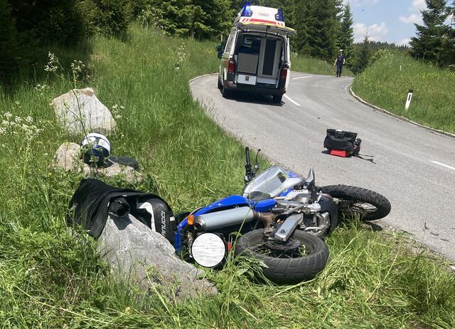 Ein spitzer Stein wurde dem 65-jährigen Motorradlenker aus dem Bezirk Perg zum Verhängnis. | Foto: Polizei