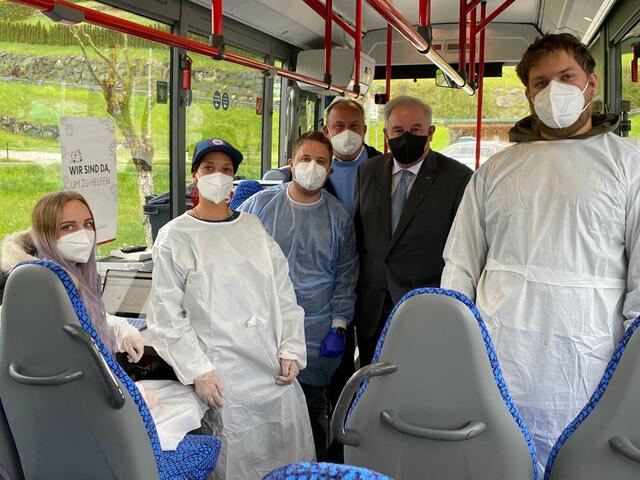 LH Hermann Schützenhöfer auf Besuch im Testbus des Landes. | Foto: Land Steiermark