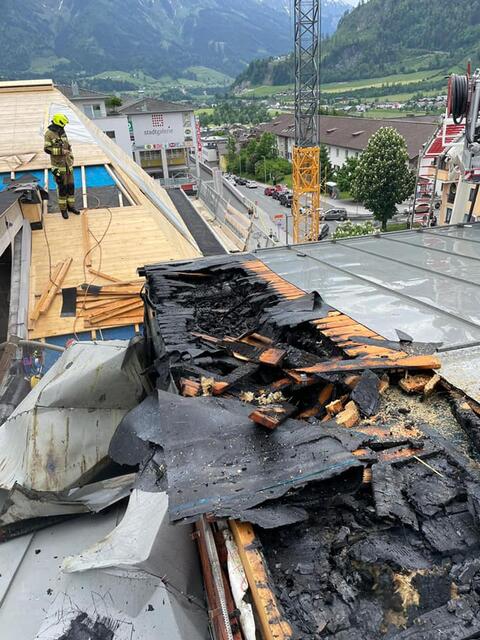 Der Brand entstand durch Arbeiten an der benachbarten Baustelle. | Foto: FF Schwarzach i. Pongau