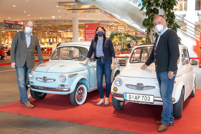 Vor den Exponaten: Karlheinz Rathkolb (Obmann Johann Puch Museum Graz), Edith Münzer (Center-Managerin Murpark), Peter Piffl-Percevic  (VP-Gemeinderat und Vereinsmitglied Johann Puch Museum Graz) (v.l.)


 | Foto: Murpark