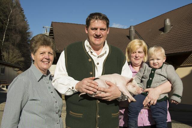 Seit dem Jahr 1985 betreibt die Familie Kanzian aus Bach bei Neuhaus Direktvermarktung. Alle Produkte werden von der Familie selbst gemacht, nichts wird zugekauft.