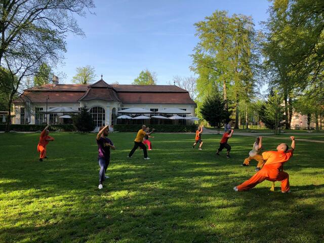 Mit dem Shaolin Tempel Steyr im Schlosspark Kraft, Ausdauer und Beweglichkeit stärken. | Foto: Shaolin Tempel Steyr