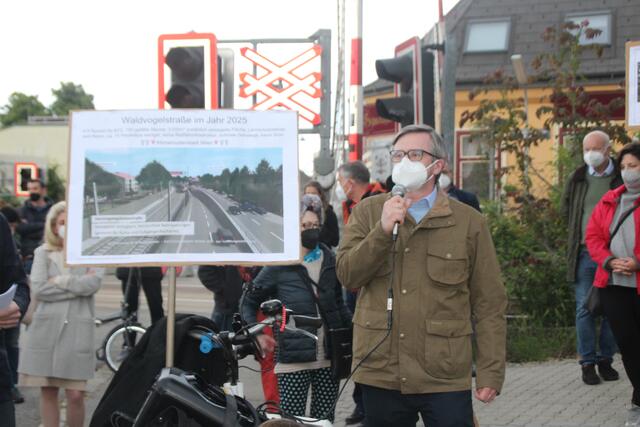 Während des Protests fuhren in regelmäßigen Abständen Güterzüge über die Verbindungsbahn. | Foto: Lea Bacher