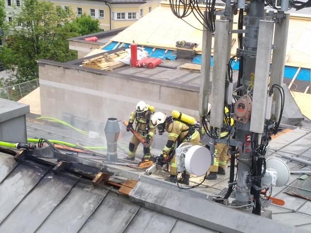 77 Feuerwehrleute waren am Freitag an den Löscharbeiten beteiligt. | Foto: FF Bischofshofen