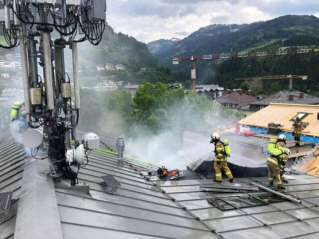 Teile des Dachs mussten von den Einsatzkräften abgenommen werden. | Foto: FF St. Johann i. Pongau