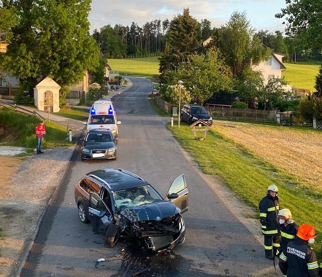 Unfallwrack versperrte Straße, bis es von der FF Lichtenegg geborgen wurde. | Foto: FF Lichtenegg