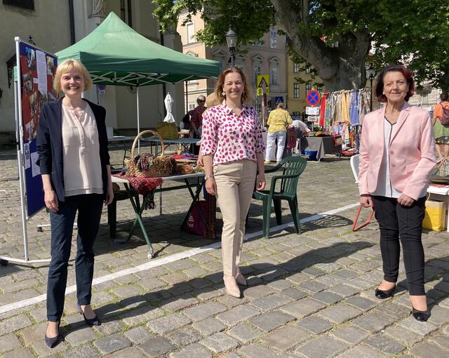 v.l.n.r..: Bezirksvorsteherin Silke Kobald, WK Wien Bezirksobfrau Anita Stadlmann und Margarte Gumprecht, Spartenobfrau Handel der Wirtschaftskammer Wien
  | Foto: WK wien/AG