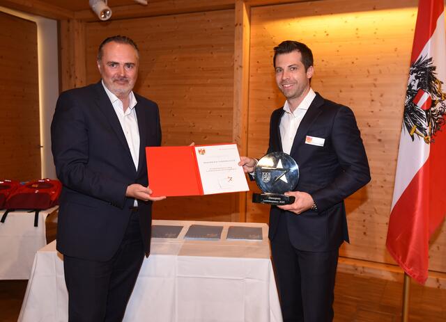 Landeshauptmann Hans Peter Doskozil zeichnet den ehemaligen Fußballprofi Andreas Ivanschitz für dessen sportliche Leistungen mit dem Ehrenpreis aus. | Foto: Bgld. Landesmedienservice/Hafner