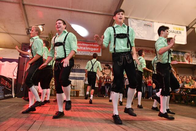 Als Schuhplattler bringt er das Parkett zum Glühen. | Foto: Landjugend Münzbach