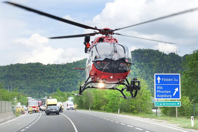 Zwei Verletzte und zwei Fahrzeuge mit Totalschaden, das ist die Bilanz des Unfalls in Vils. | Foto: Zoom Tirol