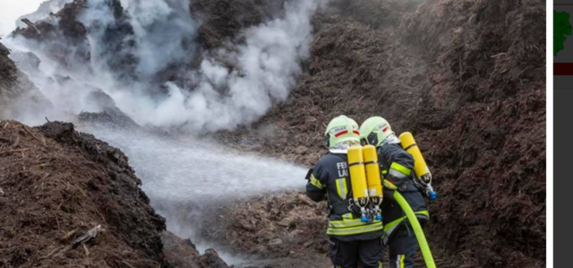 Zuerst wurde der Kompost verteilt und danach gelöscht. | Foto: FF Langenlois