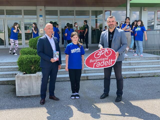 Amina siegte bei der Eis-Challenge: Dir. Hans-Peter Wolf, Amina und LR Heinrich Dorner | Foto: Büro Dorner/Slawik