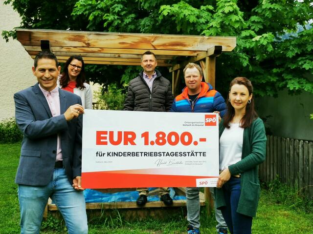 v.l.n.r. Harald Brandstätter (Ortsparteivorsitzender SPÖ Dellach/Drau), LR Sara Schaar, GR Bernd Scheer, GR Reinhold Oberdorfer, Julia Ortner (Leiterin der Kinderbetriebstagesstätte) | Foto: SPÖ Dellach