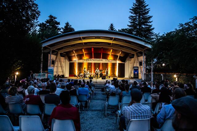 Von 9. Juni bis 29. August finden heuer wieder zahlreiche kostenlosen Veranstaltungen und Konzerte im Linzer Musikpavillon statt. | Foto: Leeb