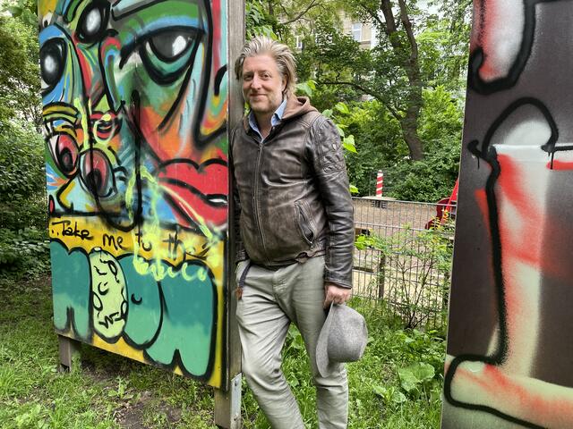 Dominik Nostitz war als Straßenmusiker in der ganzen Welt unterwegs. Nun eröffnet er ein Hörmuseum im H.C.-Artmann-Park.