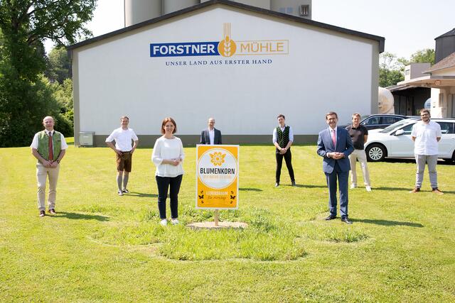 Agrar-Landesrat Max Hiegelsberger, Müllermeister Franz Forstner, Landwirtschaftskammer-Präsidentin Michaela Langer-Weninger, Andreas Haider, Geschäftsführer und Eigentümer Unimarkt Gruppe, Projektleiter Arnold Reiter, Wirtschaftslandesrat Markus Achleitner, Bäckermeister Patrick Reichl und Landwirt Nikolaus Stiebitzhofer (v. l.).