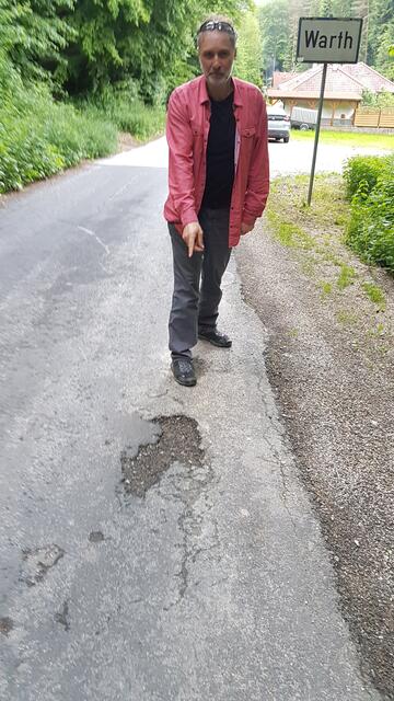 Die Grünen verlangen ein Sanierungskonzept für die Gemeindestraße (Güterweg) von der Ortstafel Warth bis Thann. Der gesamte Straßenverlauf ist mit massiven Schlaglöchern übersät. Wenn man nur den Kreuzungsbereich in Thann saniert, wie geplant, ist das unzureichend und unlogisch. | Foto: Grüne Warth