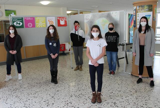 Schüler der Mittelschule Kopfing bei der Präsentation der Umwelt-Aktivitäten ihrer Schule. | Foto: Mittelschule Kopfing